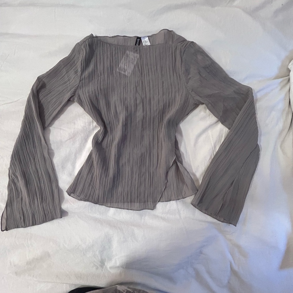NWT Grey long sleeve sheer pleated top with a relaxed fit and bell sleeve